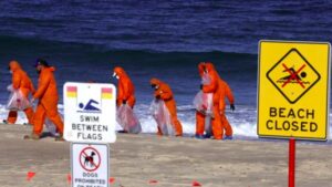 Kejadian Mengguncang di Pantai Sydney: Ratusan Bola Hitam Berisi Kotoran Manusia Ditemukan!